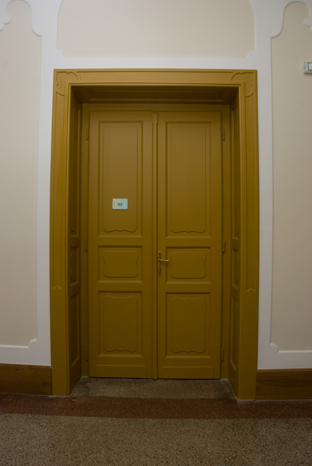 Z na�ej triedy spravili bifurka�ku!! .. vraj to bude multimedi�lna u�b�a.  
Bola zamknut�, ale pani profesorka U�iakov� n�m ju odomkla - �akujeme.