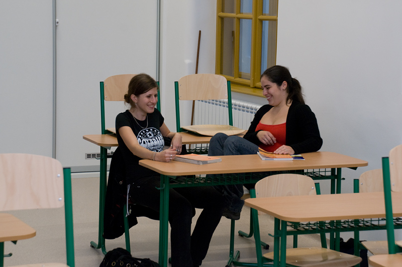 Nov� stoli�ky u� nemaj� t� prie�ku na vylo�enie noh :(