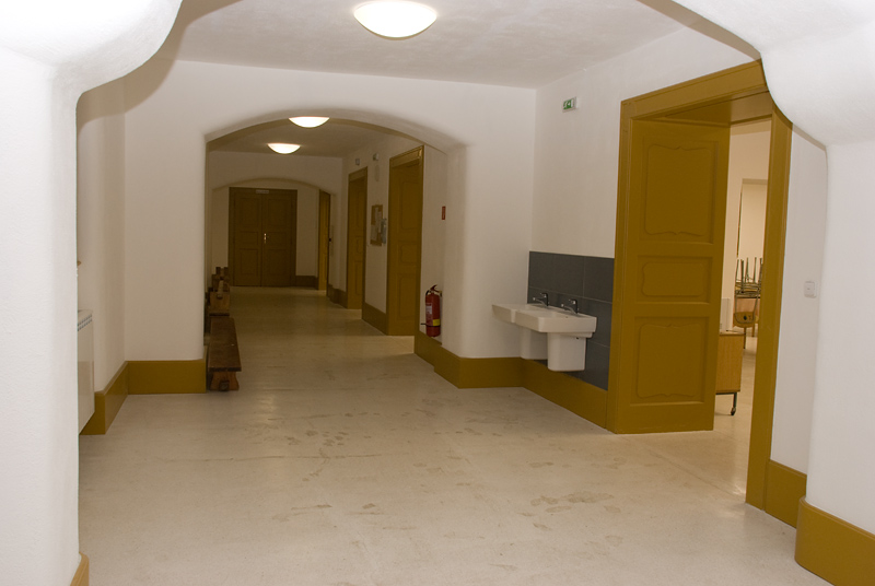 Zch�dzame teda po schodoch dole, do priestorov kde bola posilov�a a mal� telocvi��a. Je to tam �plne na nepoznanie. Nov� katakomby s jed�l�ou a �at�ami