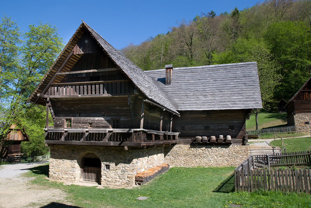 <a  href='http://www.freilichtmuseum.at/index.php?option=com_content&task=view&id=260'>House & Smokehouse</a>16th century, West Styer