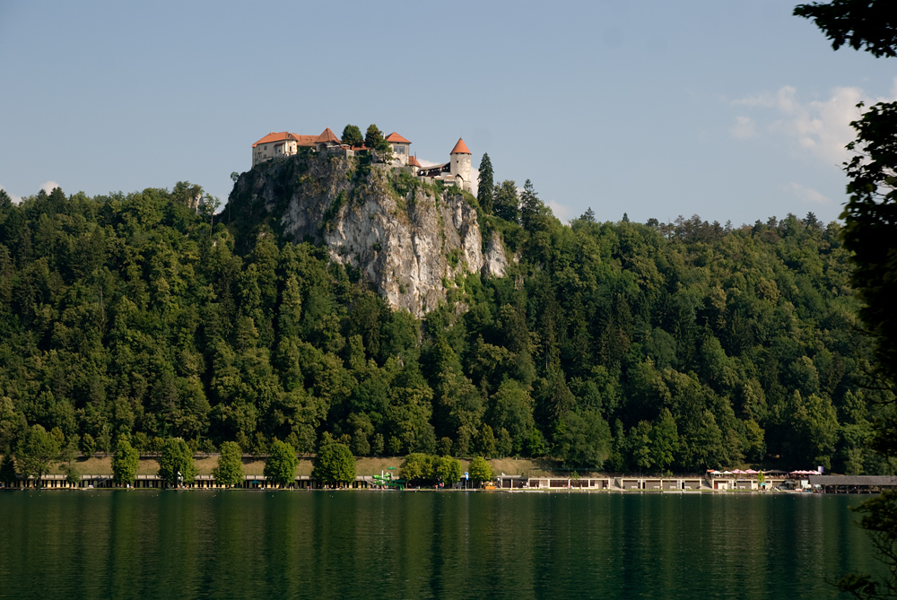 Najstar Slovinsk hrad nad jazerom Bled